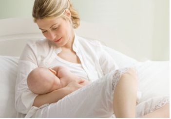 给孩子母乳的关爱,给孩子最好的爱是妈妈爱爸爸