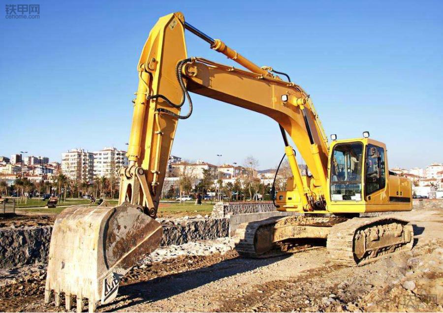 小挖掘机行走跑偏的解决方法,挖掘机行走跑偏怎么调