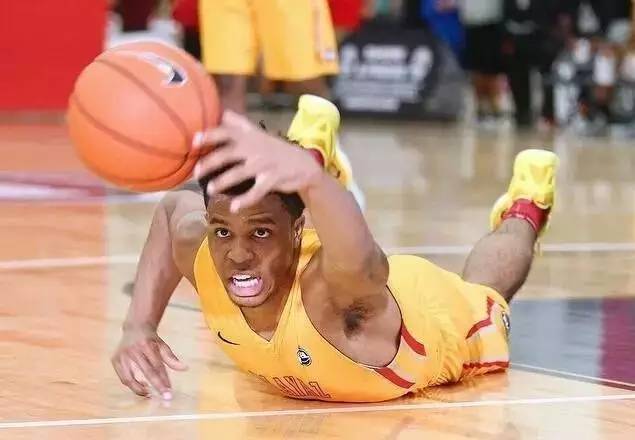 看球赛就紧张怎么办,打球太激烈小腿肌肉抽筋