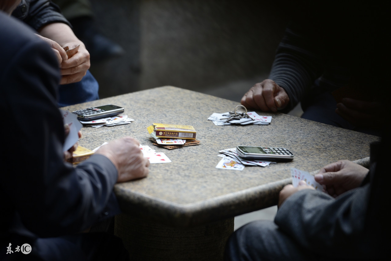 有个爱打牌的老公怎么去沟通,怎么跟内向爱打牌的老公相处