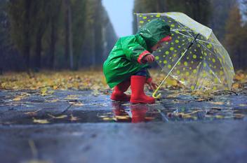 为何小孩爱踩水,小孩为什么爱踩水