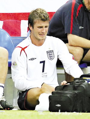 足球从来不缺乏温情,足球感人不进球瞬间图片