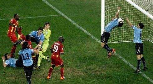 足球从来不缺乏温情,足球感人不进球瞬间图片