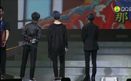 易烊千玺支援腰伤,易烊千玺带着腰伤在舞台上