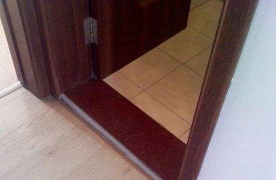 看邻居家在过门处加了一根条，完工后真把我气炸了！立马拆了重装