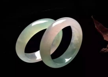 碎的翡翠手镯怎么再利用,摔碎的翡翠手镯怎么处理