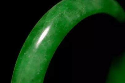 翡翠戒面有轻微划痕怎么处理,翡翠表面有坑和划痕正常吗