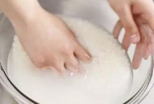 小白鞋发黄怎么快速变白色,小白鞋发黄怎么办教你一招就搞定