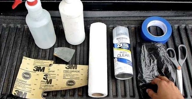 他拿出砂纸把雾化的车灯来回的擦，接下来神奇的事情发生了！