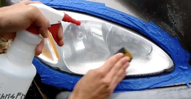 他拿出砂纸把雾化的车灯来回的擦，接下来神奇的事情发生了！