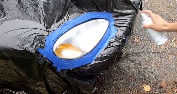 他拿出砂纸把雾化的车灯来回的擦，接下来神奇的事情发生了！