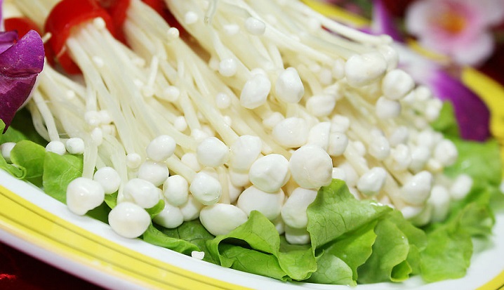 吃金针菇中毒表现,吃了少量的金针菇会不会中毒