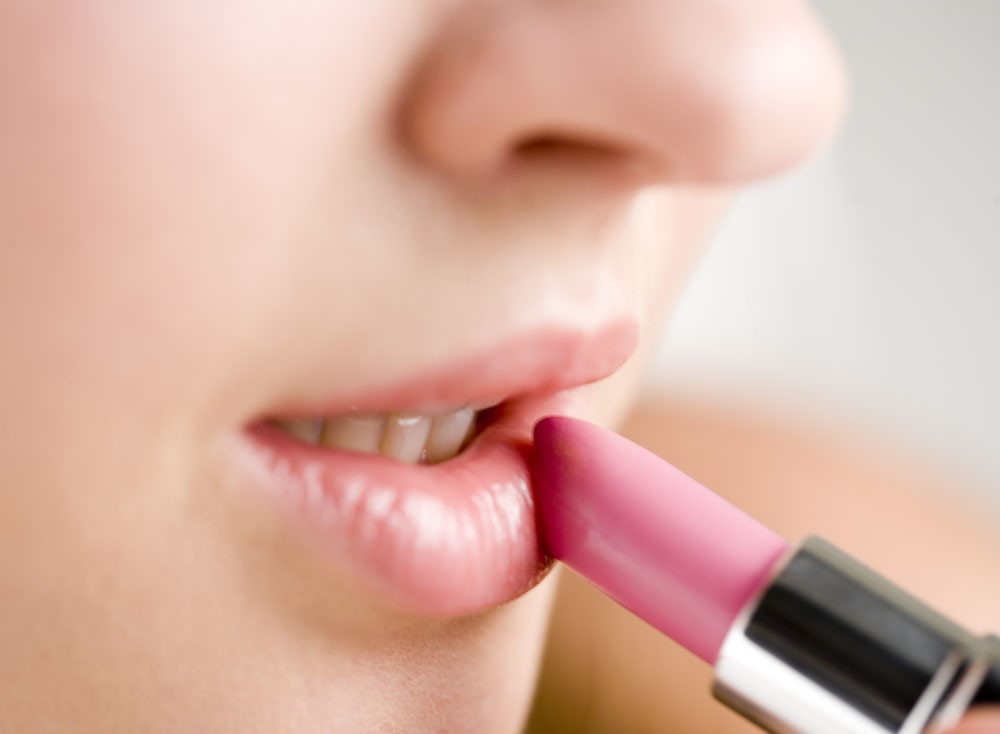 干燥症嘴唇干裂怎么办,嘴唇干裂怎么办唇部护理有技巧