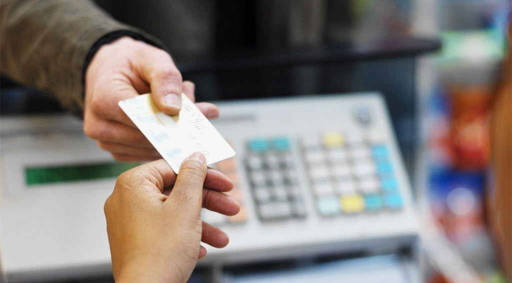 朋友借信用卡刷了6万不还,朋友借信用卡刷了不还咋办