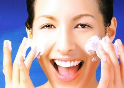 脸上有黑斑用什么护肤品可以淡化,脸上有黑斑怎么办怎么才能去掉