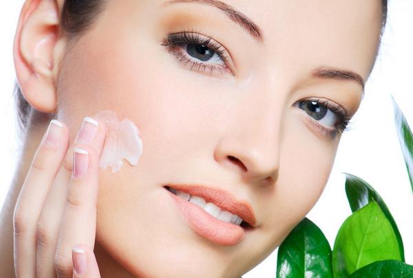 脸上有黑斑用什么护肤品可以淡化,脸上有黑斑怎么办怎么才能去掉