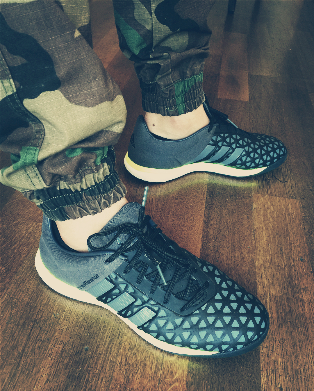 足球鞋高颜值脚感好,哈登潮足球鞋