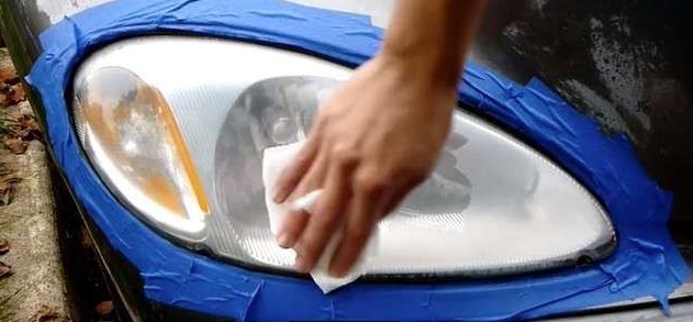 他拿出砂纸把雾化的车灯来回的擦，接下来神奇的事情发生了！