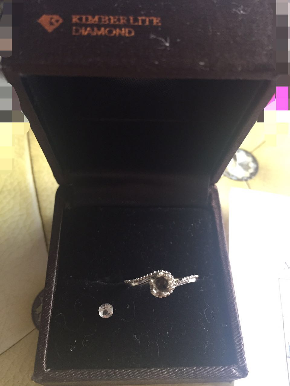 钻戒拿去珠宝店鉴定,女子拿钻戒做鉴定发现假的