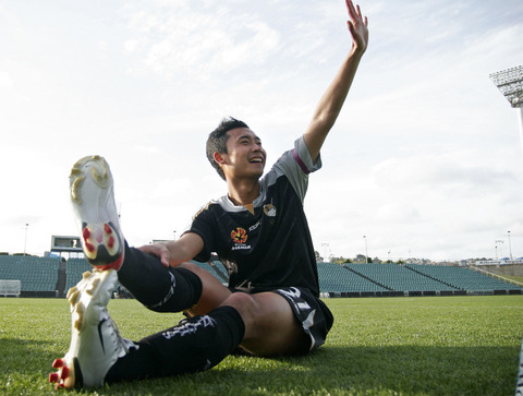 他曾一脚踢飞辽小虎，痛斥足协以不进国足为荣，36复出钱归慈善