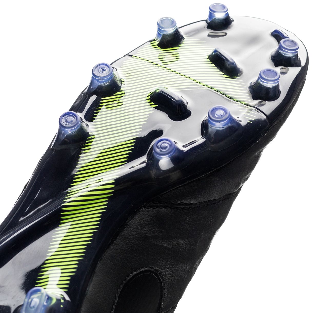 踢球必看小技巧,足球初学者选用哪种足球鞋较好