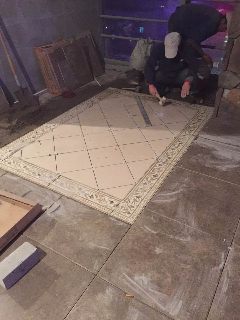 地板砖拱起还能这样做，姜还是老的辣，师傅的方法比网友管用多！