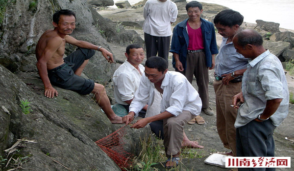 波翻浪涌,长江第一坝旅行