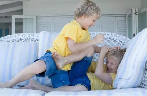 孩子还手打妈妈怎么办,孩子喜欢动手打人怎么办