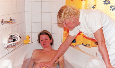 水中分娩胎儿怎么呼吸,孕妇水中分娩过程记录