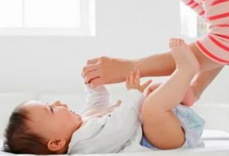 一岁宝宝抽搐翻白眼怎么回事,小孩四肢抽搐翻白眼的症状怎么办