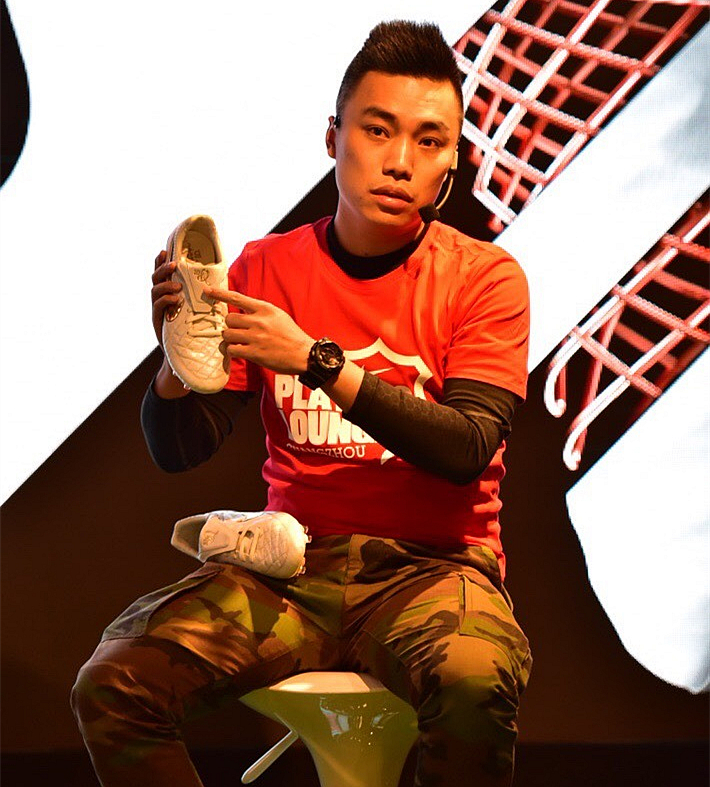 踢球必看小技巧,足球初学者选用哪种足球鞋较好