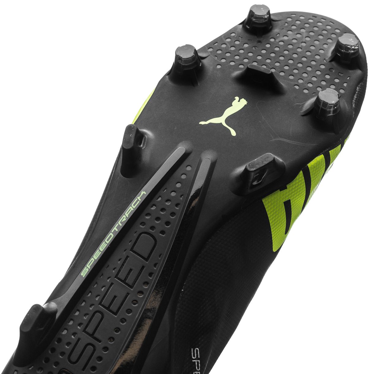 踢球必看小技巧,足球初学者选用哪种足球鞋较好