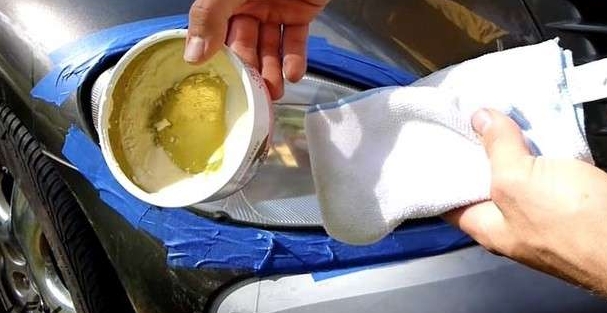 他拿出砂纸把雾化的车灯来回的擦，接下来神奇的事情发生了！