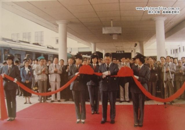 铁路制服肩章级别,铁路制服上肩章杠是代表什么的