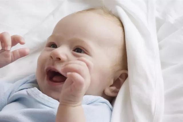 宝宝四天没大便放屁很臭是攒肚吗,四月龄宝宝怎么判断攒肚还是便秘