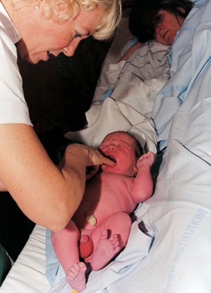 水中分娩胎儿怎么呼吸,孕妇水中分娩过程记录