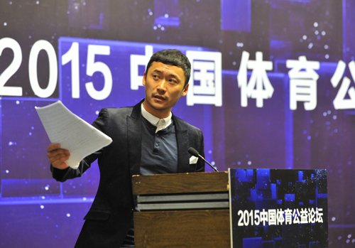 他曾一脚踢飞辽小虎，痛斥足协以不进国足为荣，36复出钱归慈善