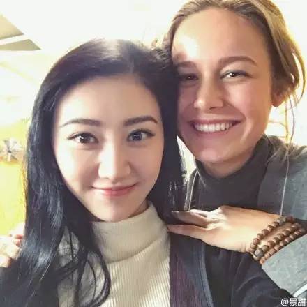 竟然是她？！亲昵合影新科奥斯卡影帝影后的这位中国女星已经在国际化的道路上把冰冰和baby们甩了好远好远