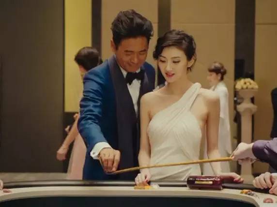 竟然是她？！亲昵合影新科奥斯卡影帝影后的这位中国女星已经在国际化的道路上把冰冰和baby们甩了好远好远