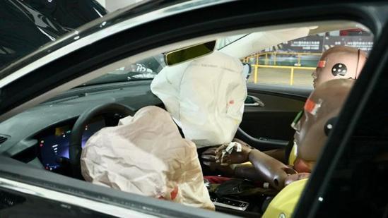 三辆红旗h5碰撞,全新红旗h5五大终身权益