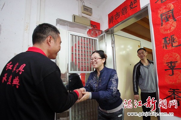 报社惠民筑平台扬善举东红厚义修家具解民忧