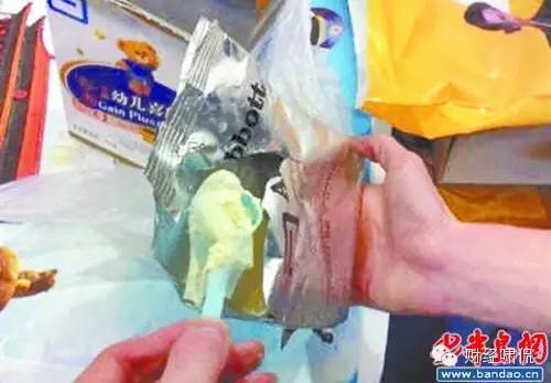洋奶粉神话破灭：年销售100亿的惠氏奶粉被曝冲出黑色片状物中国网、新浪网等诸多媒体纷纷转载