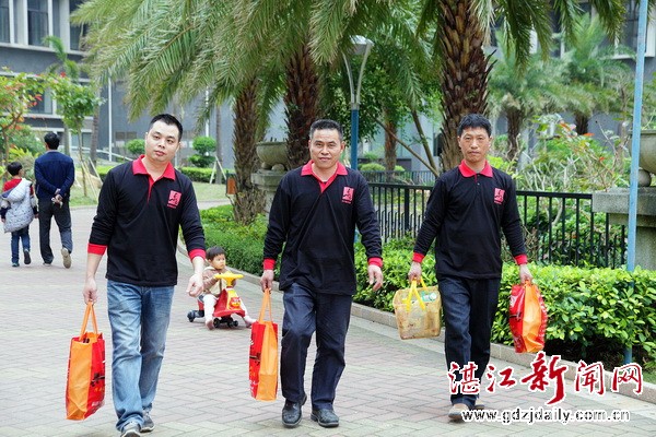 报社惠民筑平台扬善举东红厚义修家具解民忧