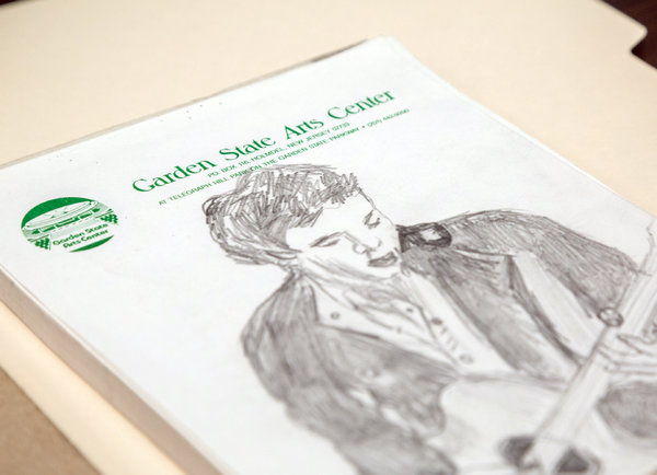 解开秘密谜团,迪伦与鲍勃迪伦