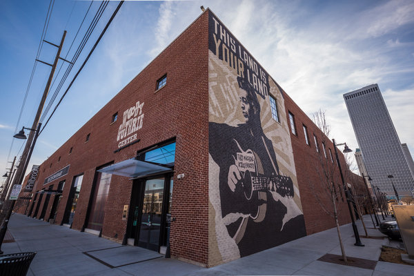 解开秘密谜团,迪伦与鲍勃迪伦