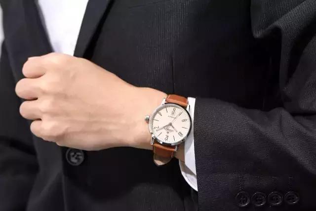 阿玛尼和卡西欧哪个大牌,好看又百搭的卡西欧