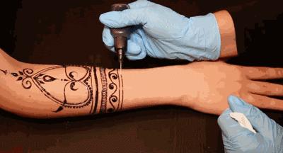 这样的文身，女孩涂后红疹起泡留疤都来了，你还敢玩吗？