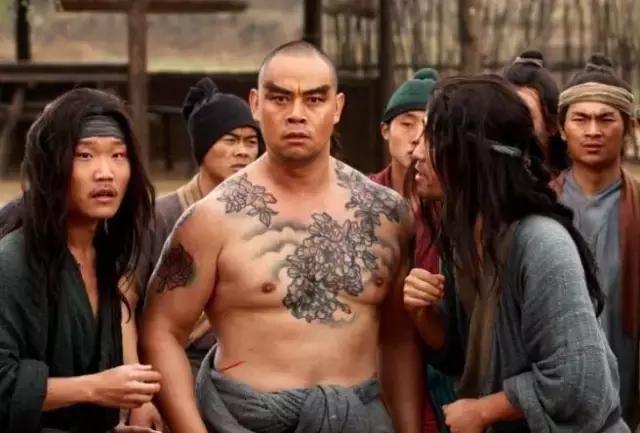 这样的文身，女孩涂后红疹起泡留疤都来了，你还敢玩吗？