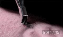 这样的文身，女孩涂后红疹起泡留疤都来了，你还敢玩吗？