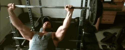 卧推导致肩膀疼怎么处理,卧推导致肩膀疼怎么改善